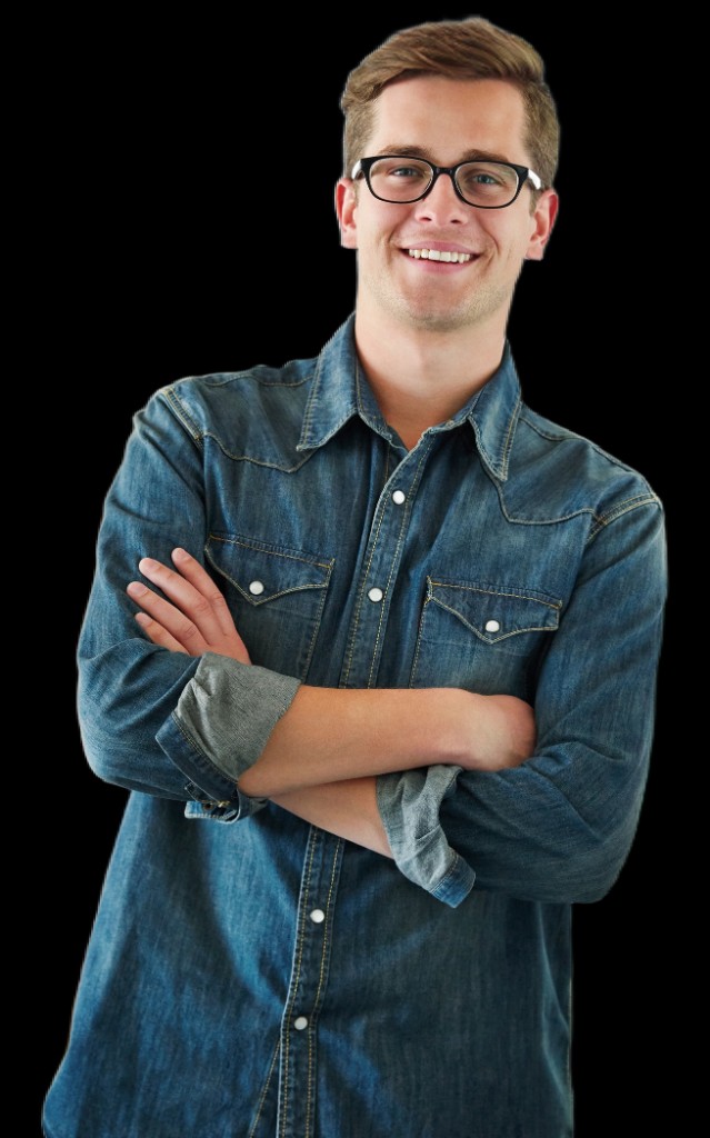 Emprendedor freelance sonriendo, brazos cruzados, estilo profesional